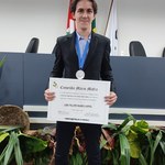 Recém-egresso da Eng. Química recebe a Comenda Mário Mafra do CREA - AL por seu excelente desempenho em um curso de Engenharia e Arquitetura em Alagoas