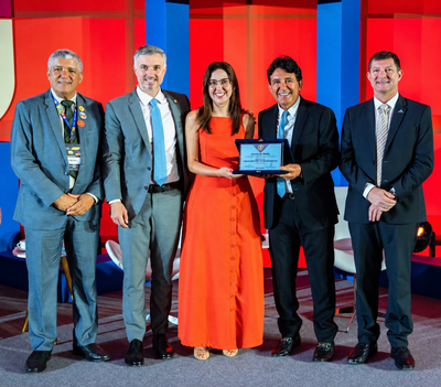Daisy Brito Monteiro de Carvalho recebe o diploma em homenagem ao pai, professor Amaro Monteiro de Carvalho Filho, durante a 81ª SOEA.