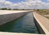 Canal com proteção contra escoamento vindo de bacias laterais