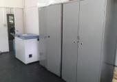 Laboratório de recursos hidricos: refrigerador e armários